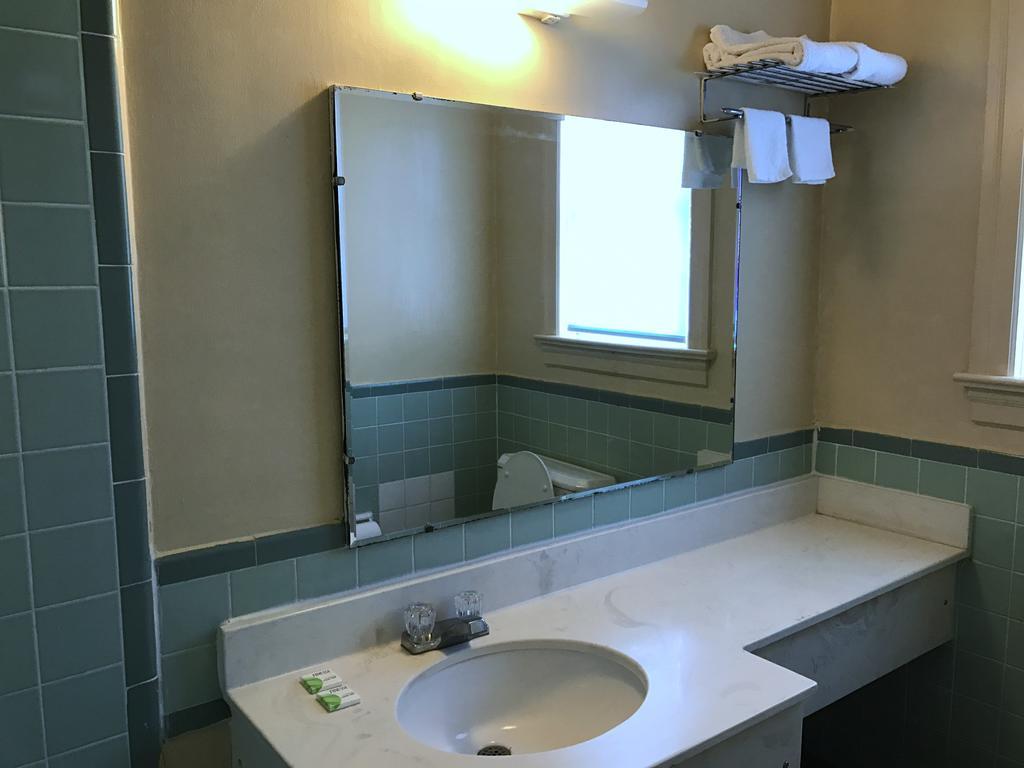 Economy Inn Данвил Екстериор снимка